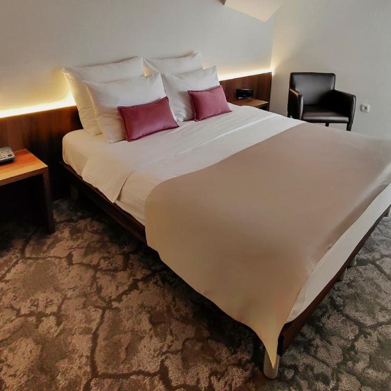 Hotel Pine - Two-Bedroom Suite with Terrace and Sea View - 10