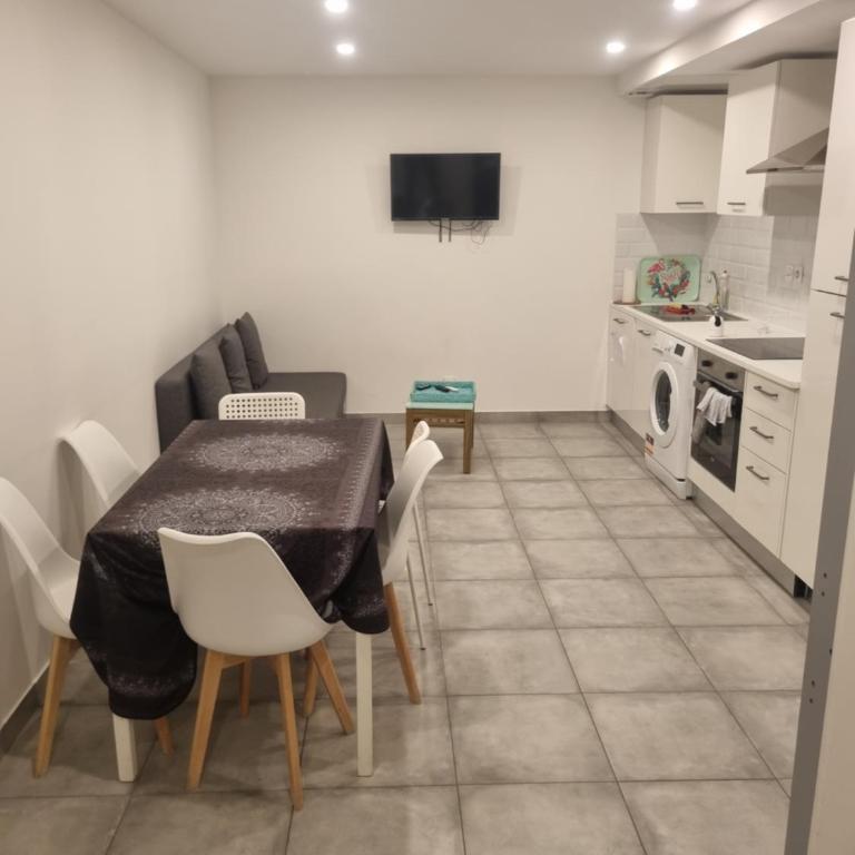 Grand Appartement, 2 ou 3 ou 4 pieces, tramway sur place, proche gare sncf St Augustin 900 metre , aéroport 1200 metre, plage ou Allianz riviera 10 min, palais nikaia 2 min , supermarché sur place, parking possible si disponible ou payant à 1000 metre - Apartamento - 5