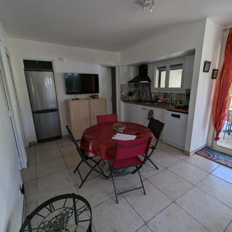 Calme mais proche toutes activités, F3 avec parking, jardin, piscine, wifi, clim dans propriété privée - Appartement 2 Chambres avec Piscine Privée - 4