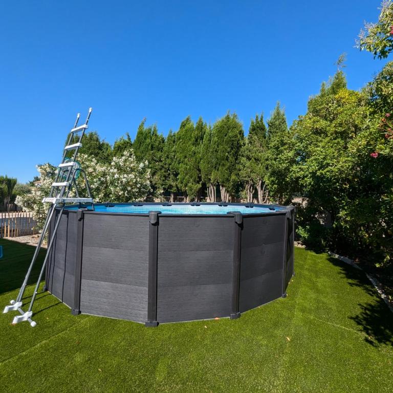 Calme mais proche toutes activités, F3 avec parking, jardin, piscine, wifi, clim dans propriété privée - Appartement 2 Chambres avec Piscine Privée - 3