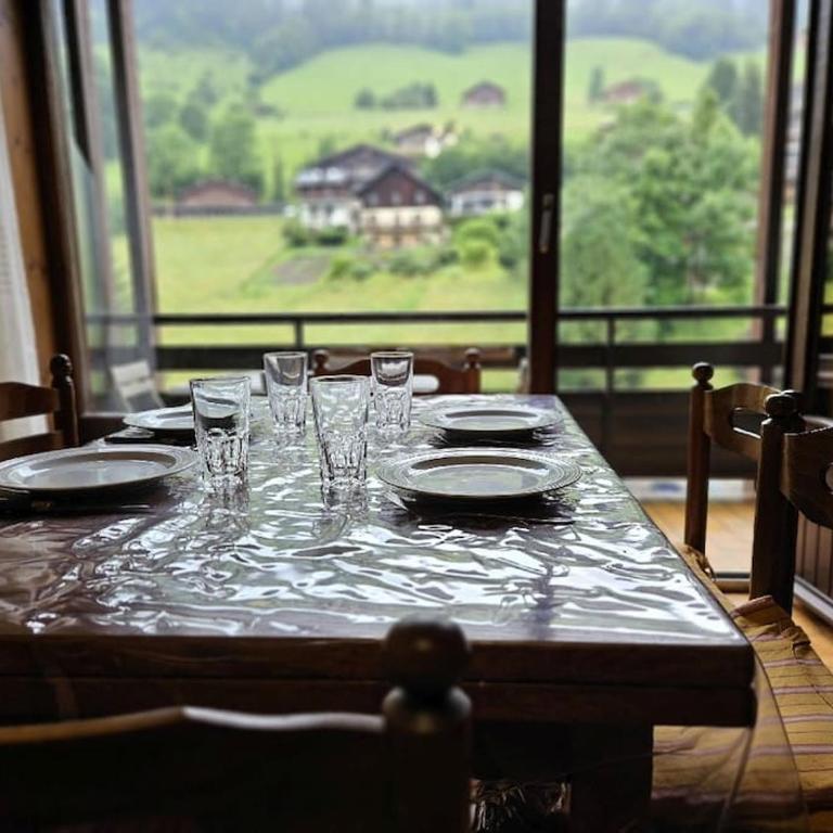 Appartement centre Village Grand Bornand - Apartment mit 1 Schlafzimmer, Balkon und Bergblick - 1