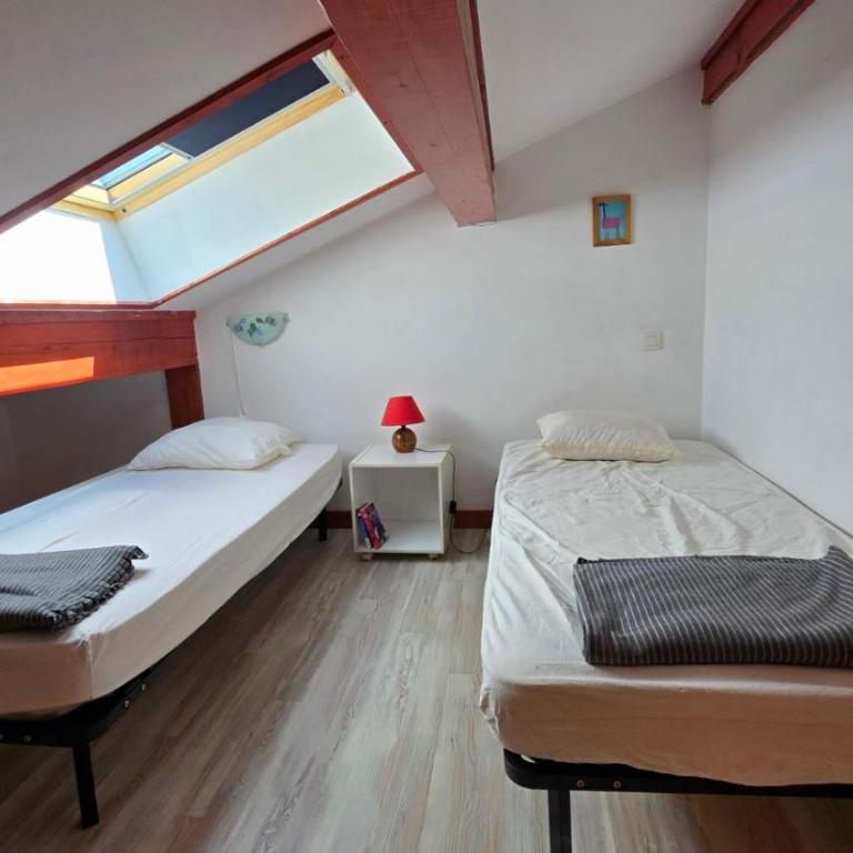 Les Saisies Appartement 6 8 personnes en plein centre avec 1 chambre et 2 espaces sous pentes non fermés - Remontées mécaniques à 200 m - Apartment mit 3 Schlafzimmern - 6