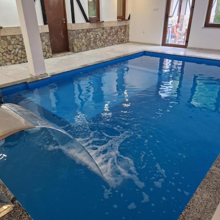 Holiday Home with Private Pool - Villa - 16
