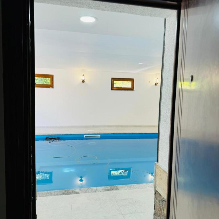 Holiday Home with Private Pool - Villa - 17