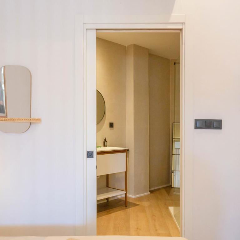 Mestalla Flats by Nomad Host - One-Bedroom Deluxe Apartment - 2