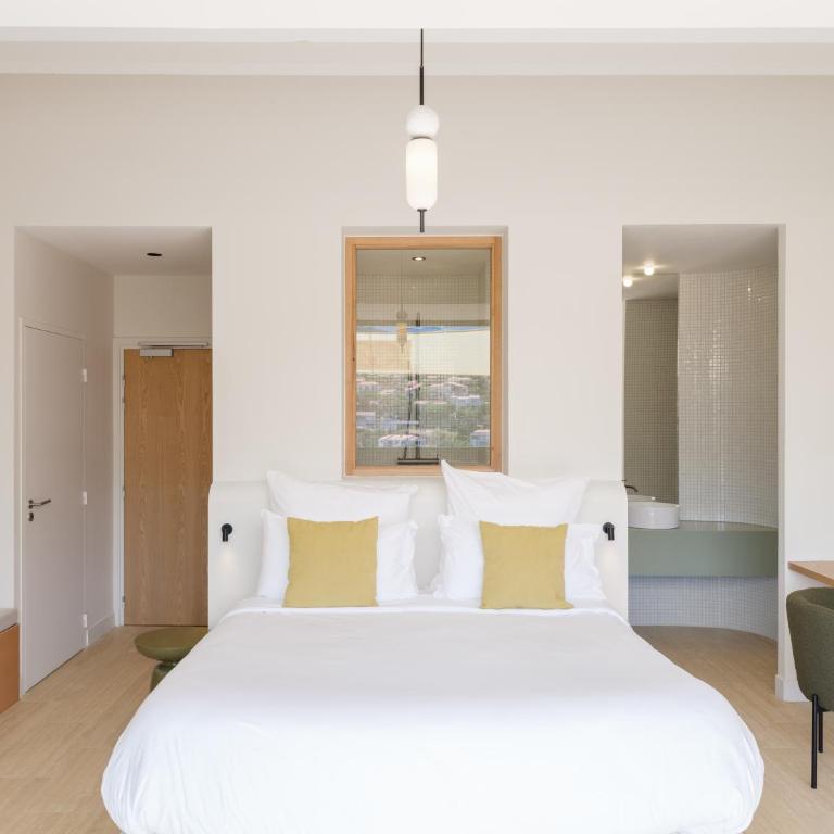Maison Nova - Boutique Hôtel & Spa - Albères - Chambre Double avec Terrasse et Baignoire Extérieure - Vue sur Montagne - 3