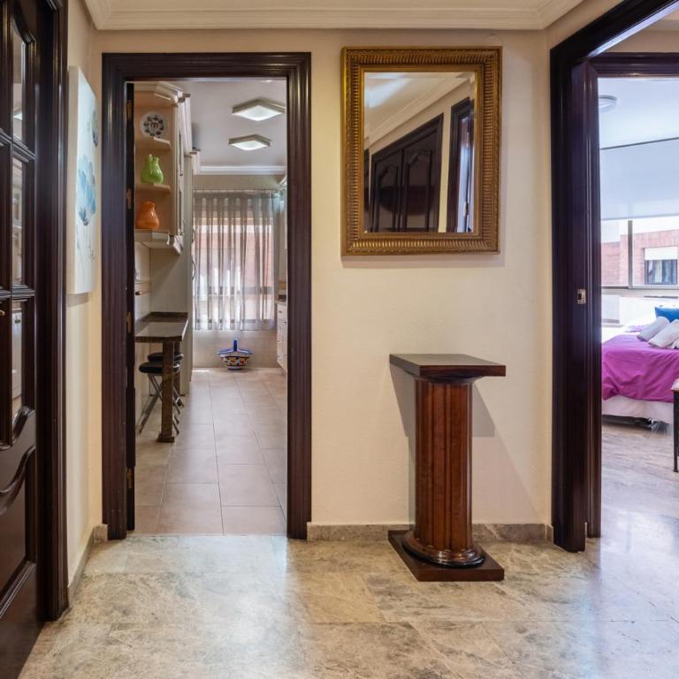 Gran apartamento centro Córdoba con parking gratis - Three-Bedroom Apartment - 50