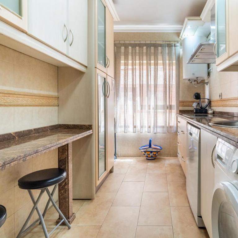 Gran apartamento centro Córdoba con parking gratis - Three-Bedroom Apartment - 34