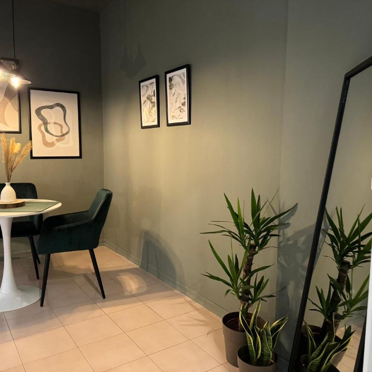 Elegant Apartment with Balcony, Free Parking, & WiFi - Appartamento con 1 Camera da Letto - 2
