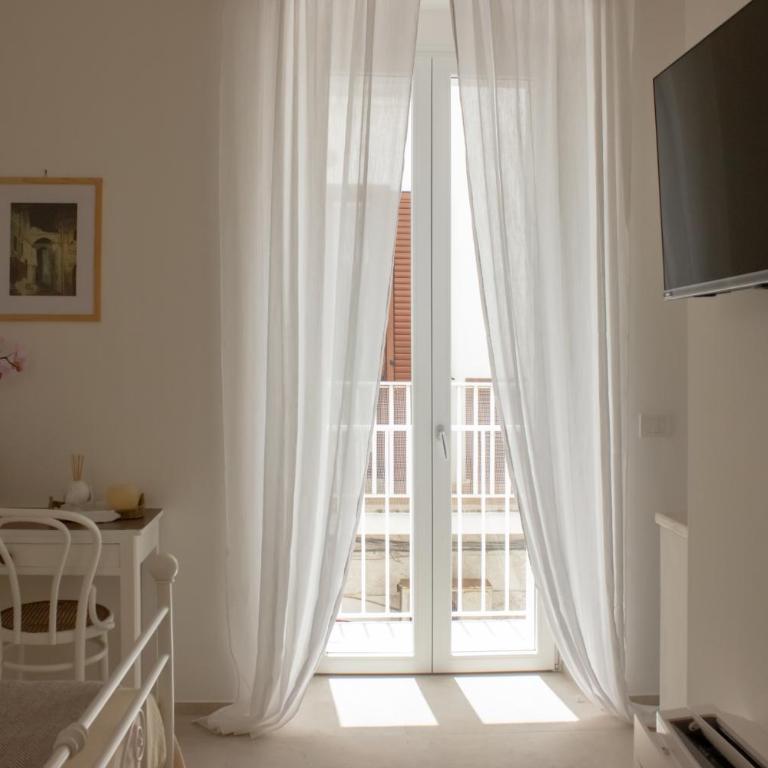 HOSTuni - Double Room with Balcony - 2