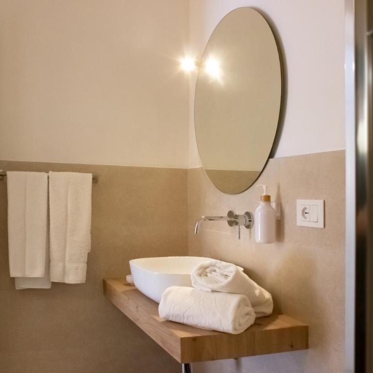 HOSTuni - Double Room with Balcony - 7