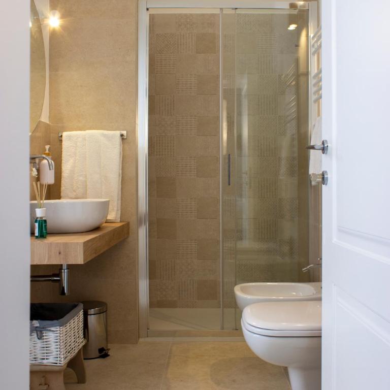 HOSTuni - Double Room with Private Bathroom - 9