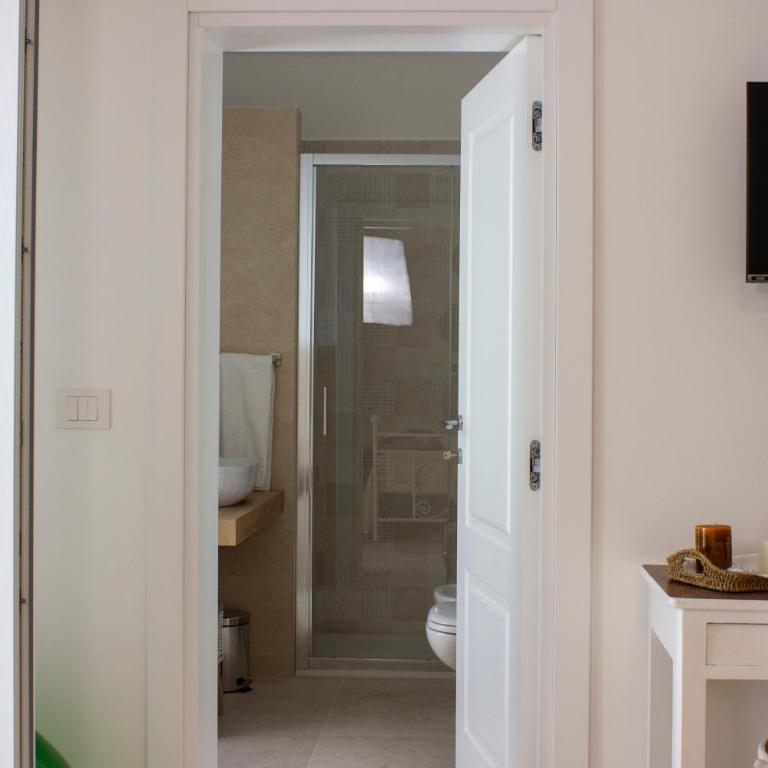 HOSTuni - Double Room with Private Bathroom - 12
