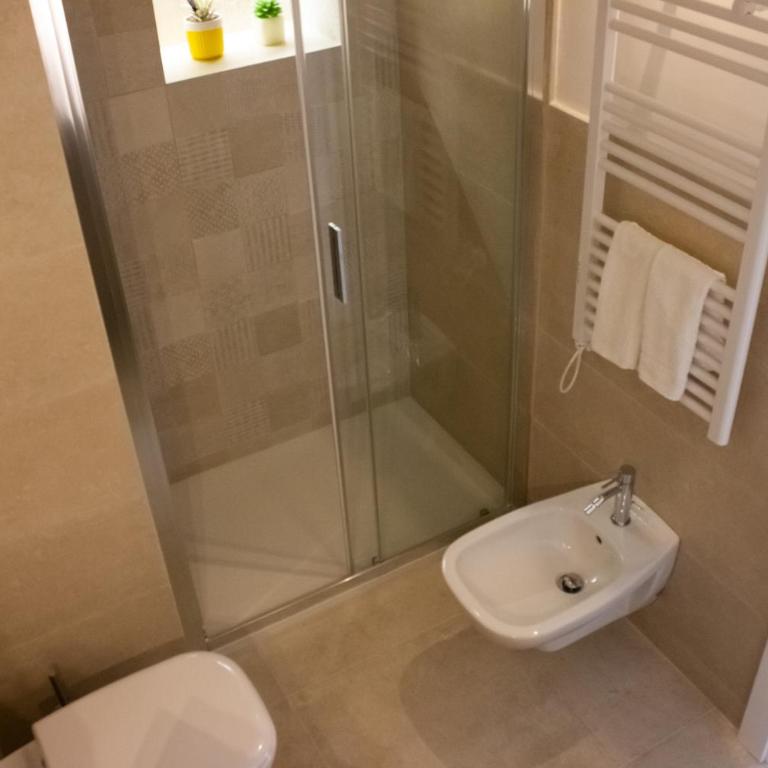 HOSTuni - Double Room with Balcony - 14