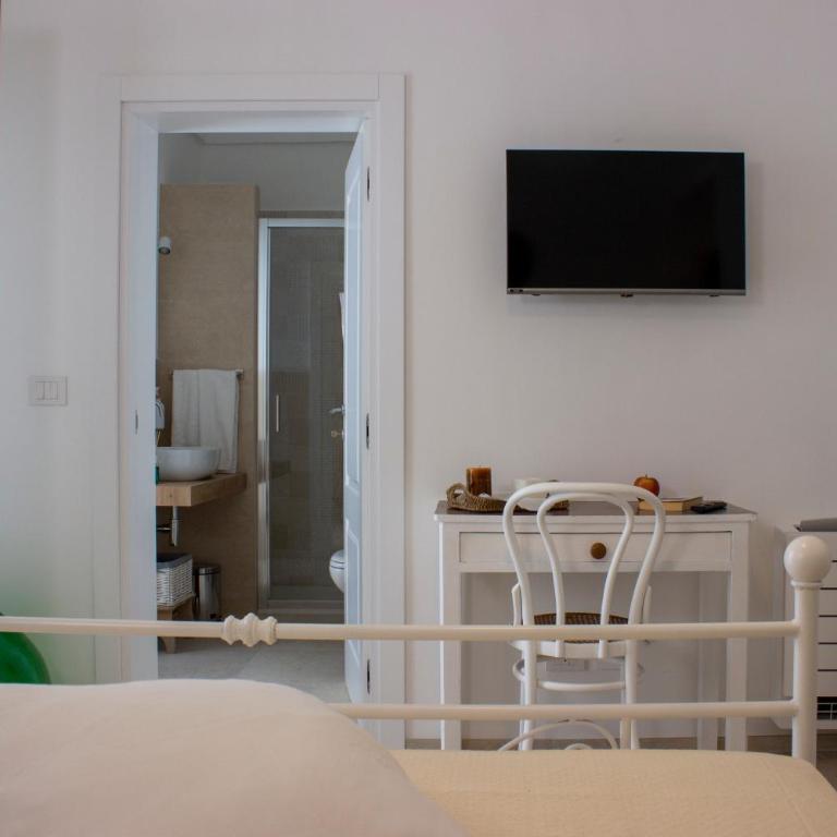 HOSTuni - Double Room with Private Bathroom - 13