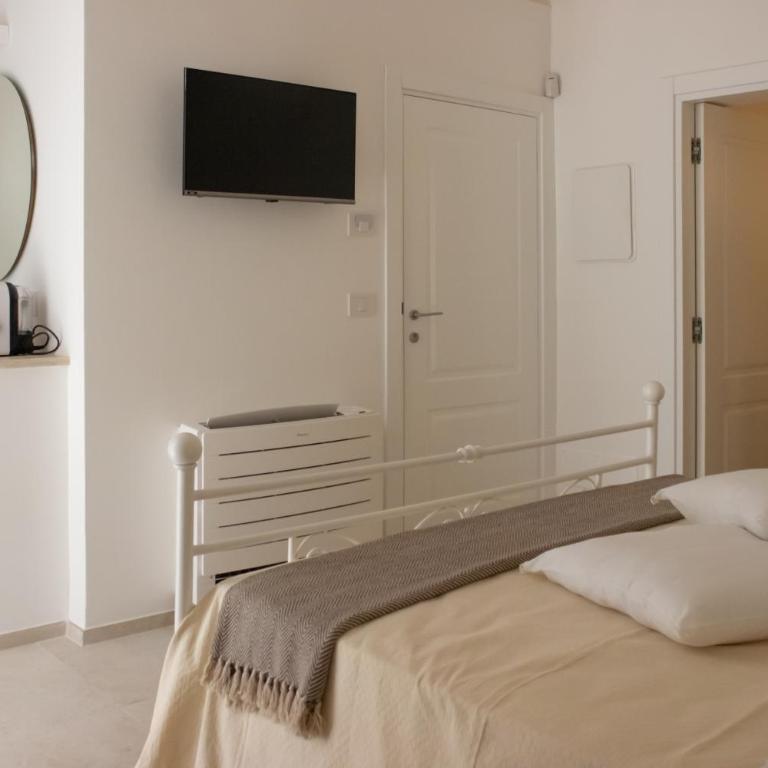 HOSTuni - Double Room with Balcony - 15