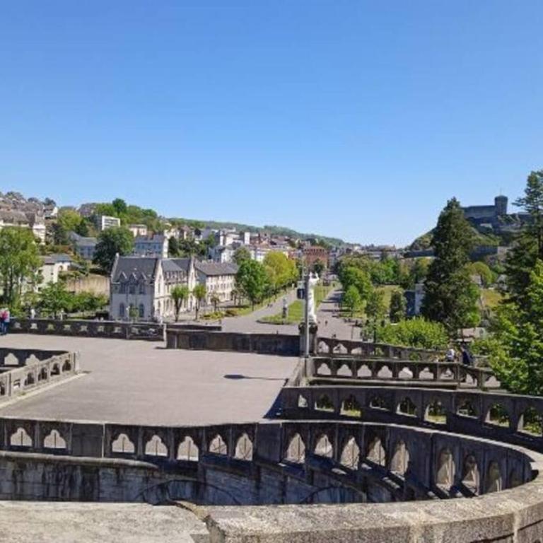 Sanctuaire Lourdes 180 M2 duplex 5 chambres 15 voyageurs 10 lits balcon - Apartment - 37