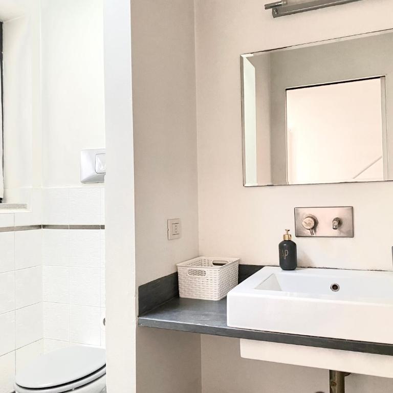 Sant Ambrogio Courtyard Room in shared flat - Room in a shared flat - 5