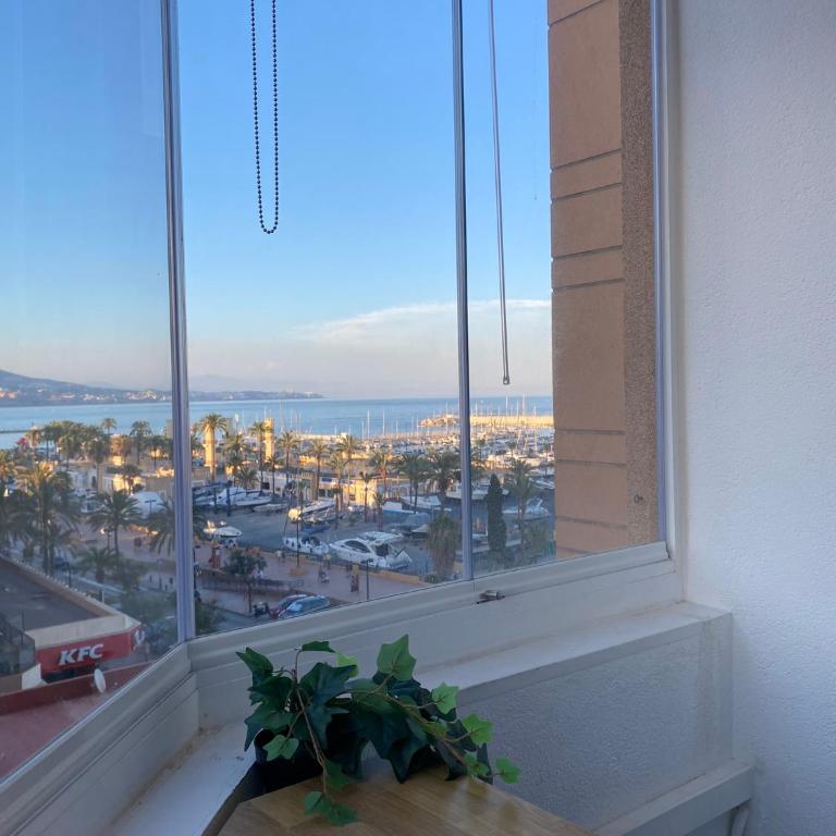 Modern and bright apartment by Fuengirola Marina - One-Bedroom Apartment with Balcony and Sea View - 13