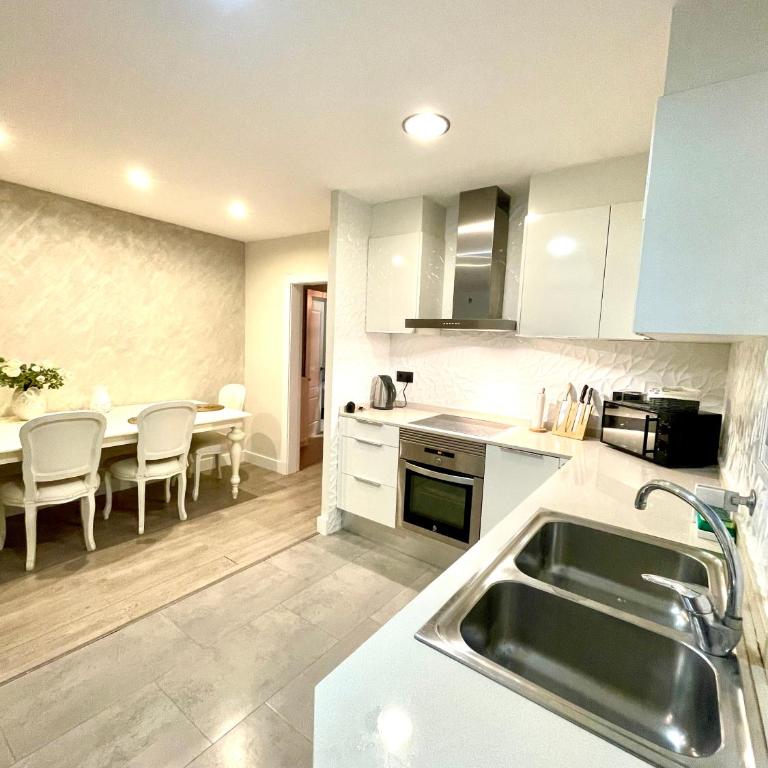 Spacious Penthouse with big private terrace & view - Three-Bedroom Apartment - 34