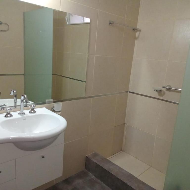 Amplia casa en planta alta en Av Mitre Parque Urquiza - Two-Bedroom Apartment - 10