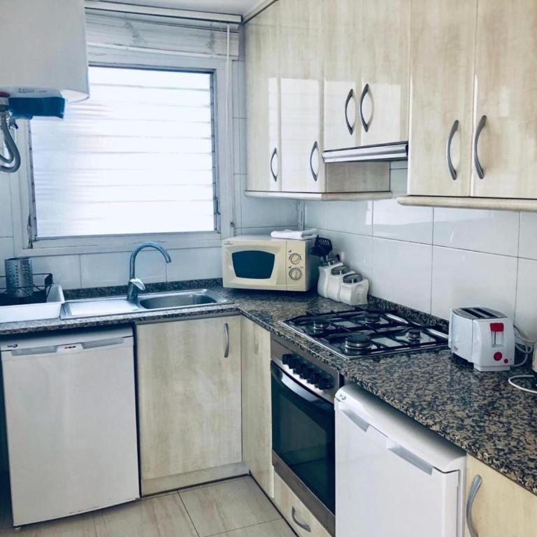 Apartamento con terraza privada y Wifi en el corazón de Barcelona - ES-341-5 - Apartment - 4