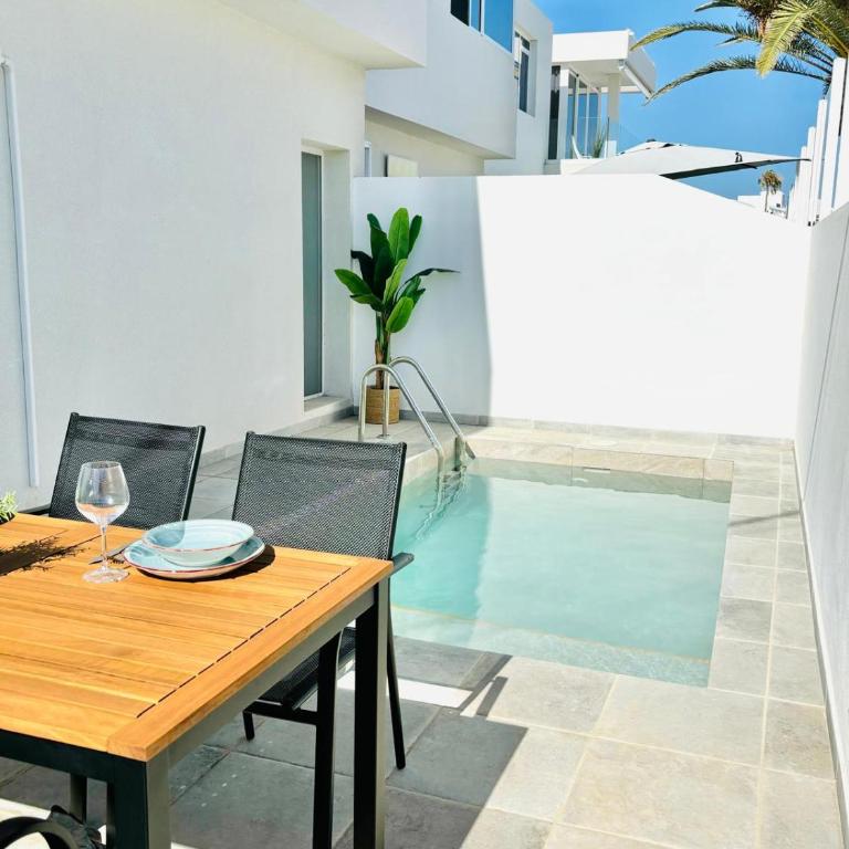 Villa Tami - Three-Bedroom Villa - 1