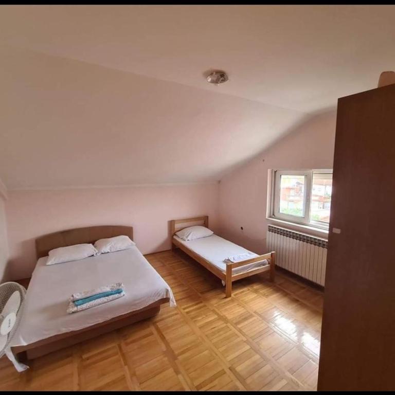 M2 Sobe - Basic Triple Room with Shared Bathroom - 2