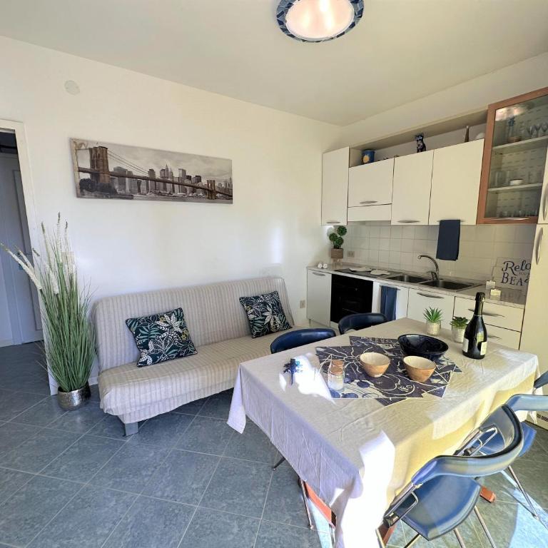 Residence Eva - Appartamento con 2 Camere da Letto e Balcone - 1