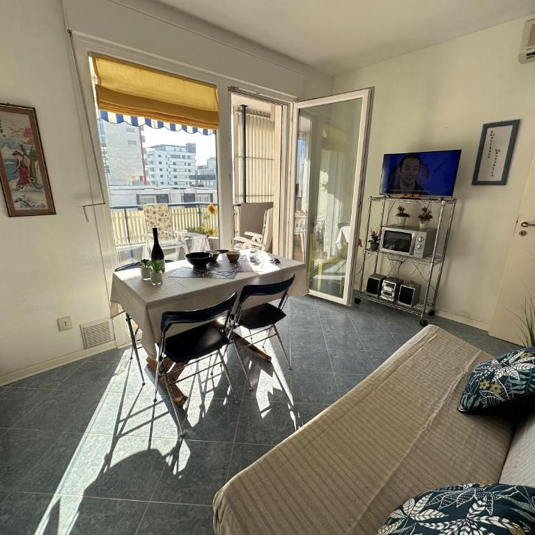 Residence Eva - Appartamento con 2 Camere da Letto e Balcone - 7