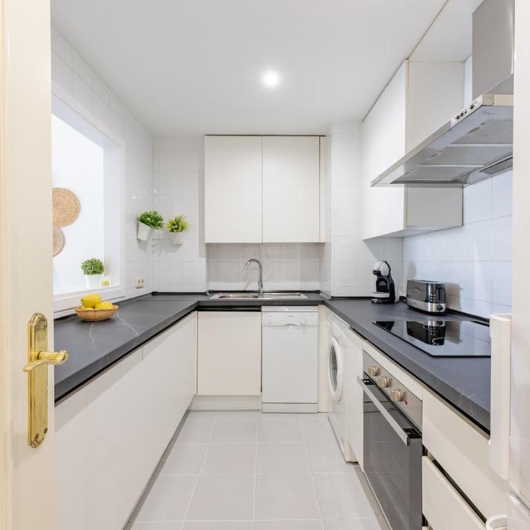 MARBELLA HOME RENTALS - Marina Banus, Puerto Banus, 2BR Best location, pool & parking - Two-Bedroom Apartment - 14