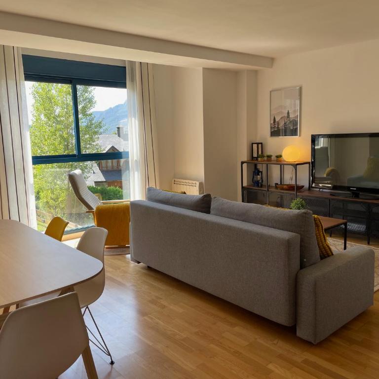 Ventanal de Saras Petfriendly Garaje Trastero y Chimenea - Arafita Apartamentos - Apartamento de 2 dormitorios - 17