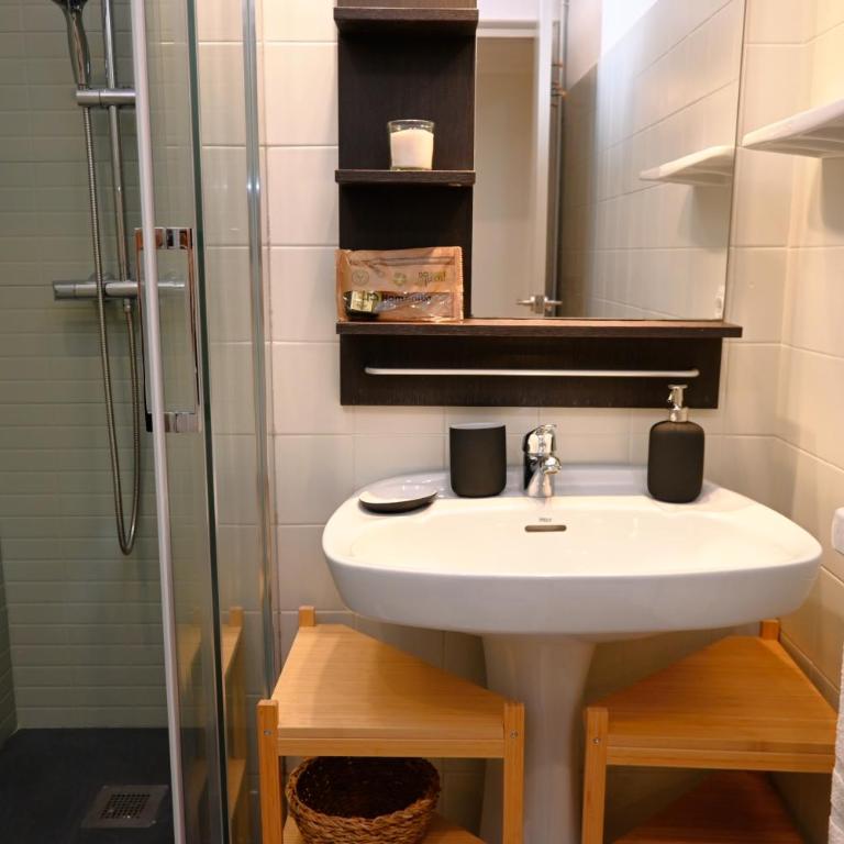 Homenfun Barcelona Alfonso X - Three-Bedroom Apartment - 10