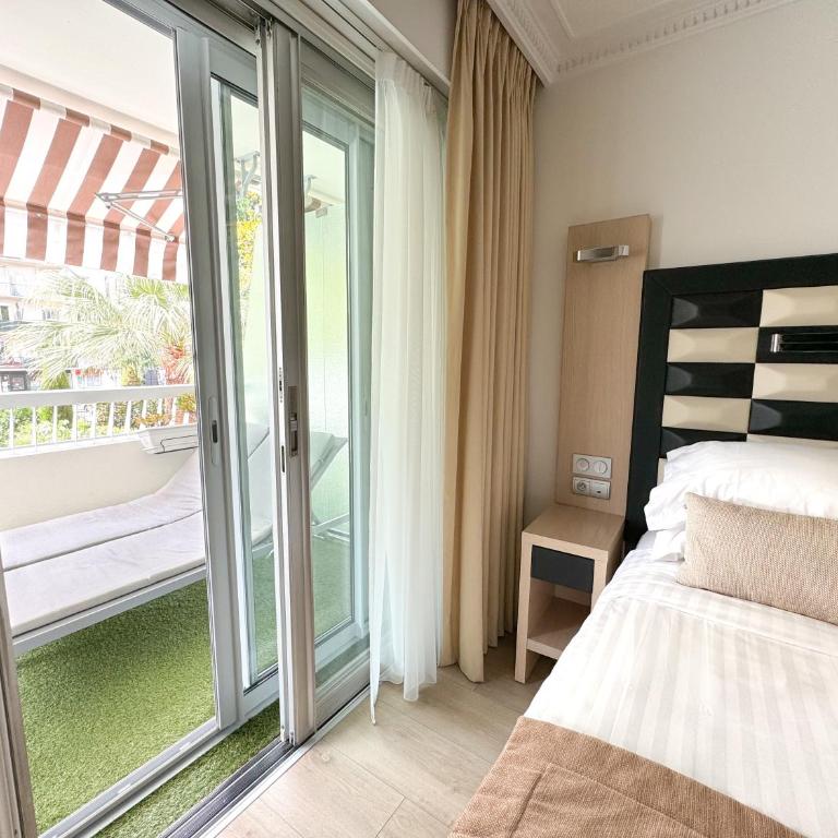 Hôtel Victoria - Chambre Double Confort avec Terrasse et Vue sur le Jardin - 8