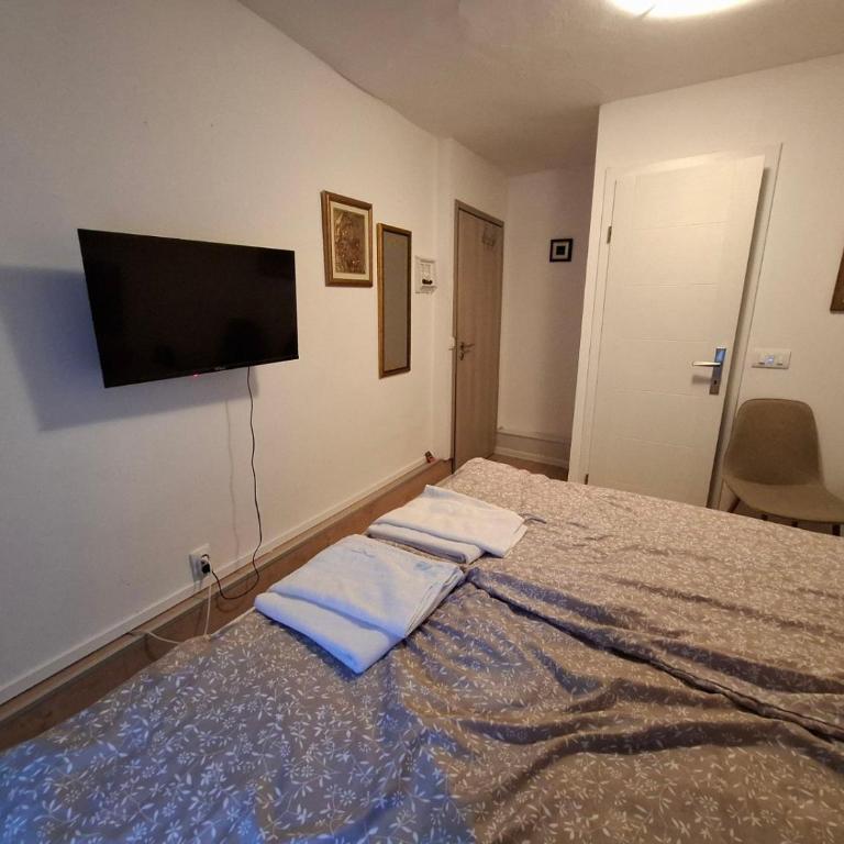 Guesthouse Unique - Dvokrevetna Soba sa Bračnim Krevetom i Sopstvenim Kupatilom - 3