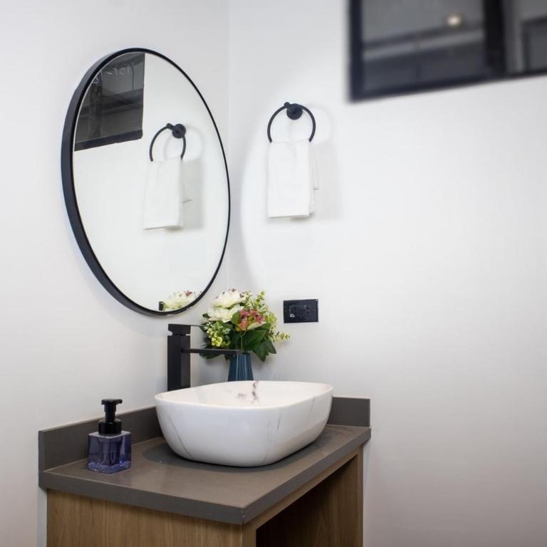 Rosa Negra Suite Near Stadium - Two-Bedroom Apartment - 12