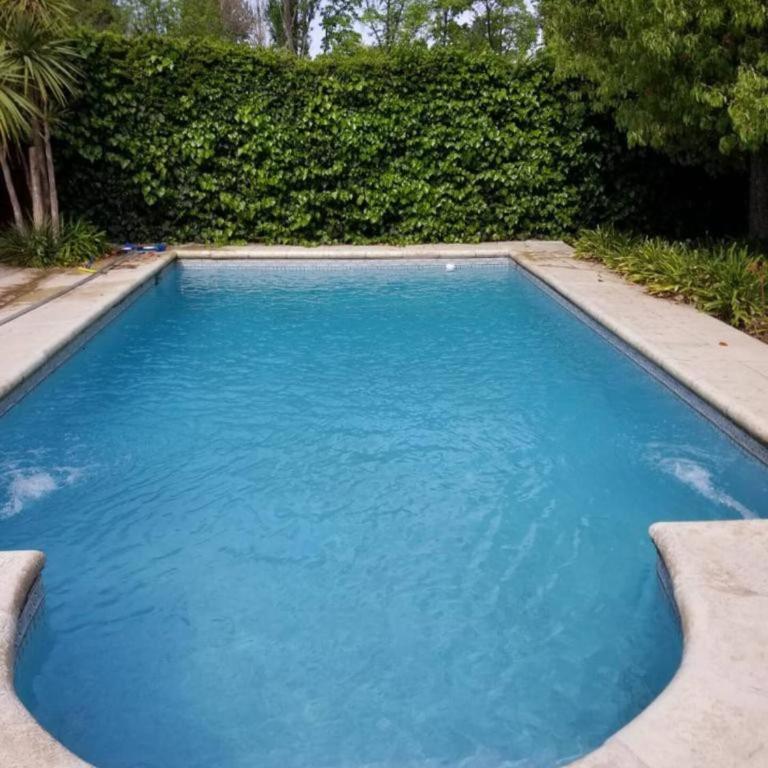 Amplia casa con jardín quincho y piscina - Casa de 4 dormitorios - 4