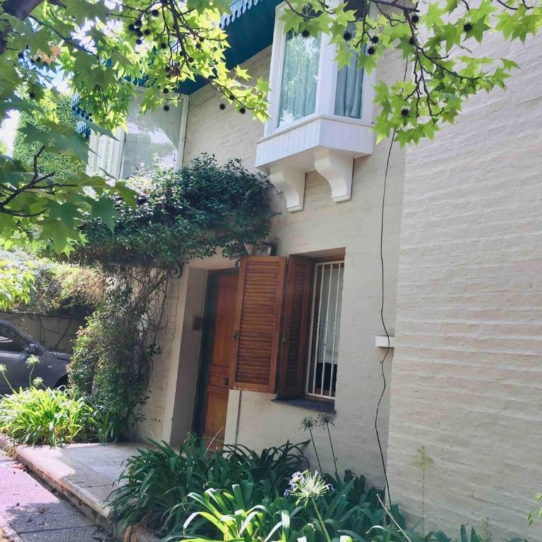 Amplia casa con jardín quincho y piscina - Casa de 4 dormitorios - 10