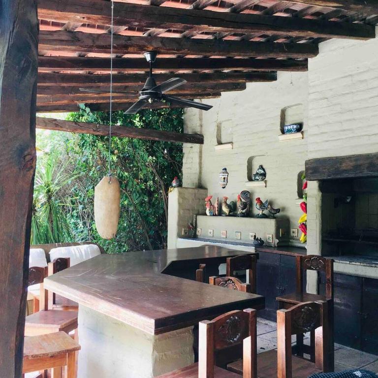 Amplia casa con jardín quincho y piscina - Casa de 4 dormitorios - 15