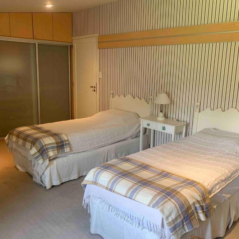 Amplia casa con jardín quincho y piscina - Casa de 4 dormitorios - 21