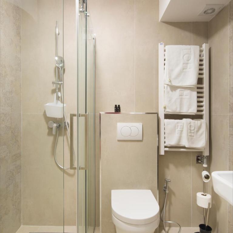 Hotel Hermes Budva - Komfor Dvokrevetna Soba sa Bračnim Krevetom i Balkonom - 2