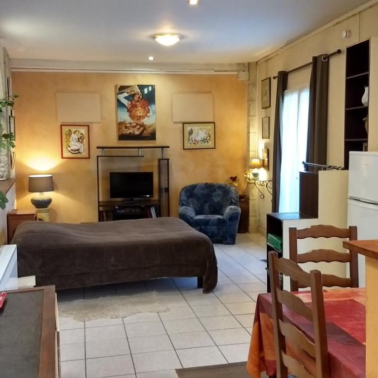 Logement tranquille et frais proche gare au RDC - Appartement 1 Chambre - 1