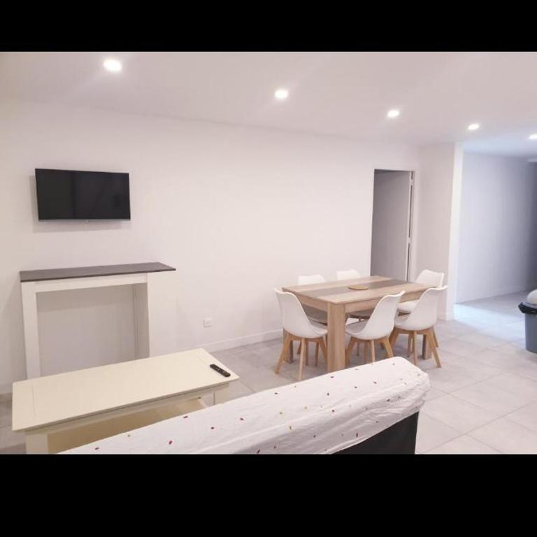 Grand Appartement, 2 ou 3 ou 4 pieces, tramway sur place, proche gare sncf St Augustin 900 metre , aéroport 1200 metre, plage ou Allianz riviera 10 min, palais nikaia 2 min , supermarché sur place, parking possible si disponible ou payant à 1000 metre - Apartamento - 3