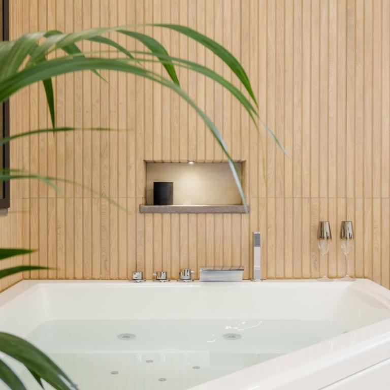 Sunway Luxury Apartment - King Suite with Spa Bath - 13