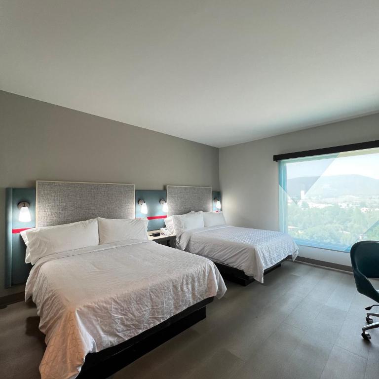 avid hotels - Guadalajara Av Vallarta Pte by IHG - Standard Room with Two Queen Beds - 3