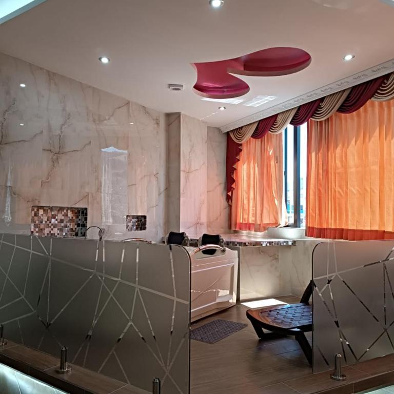 Hostal Kapital City - Habitación con cama grande y bañera de hidromasaje - 1