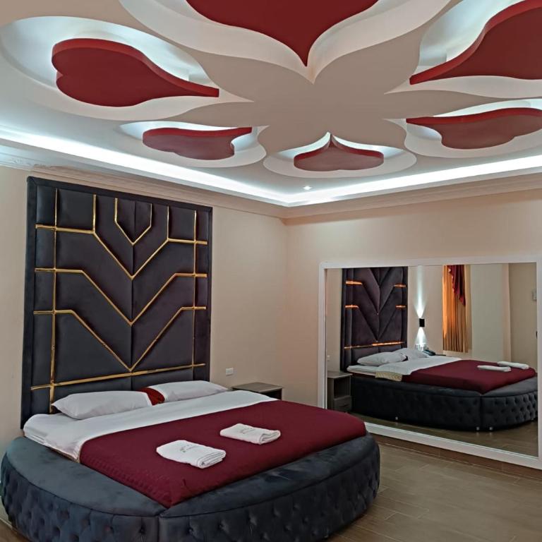 Hostal Kapital City - Habitación con cama grande y bañera de hidromasaje - 4