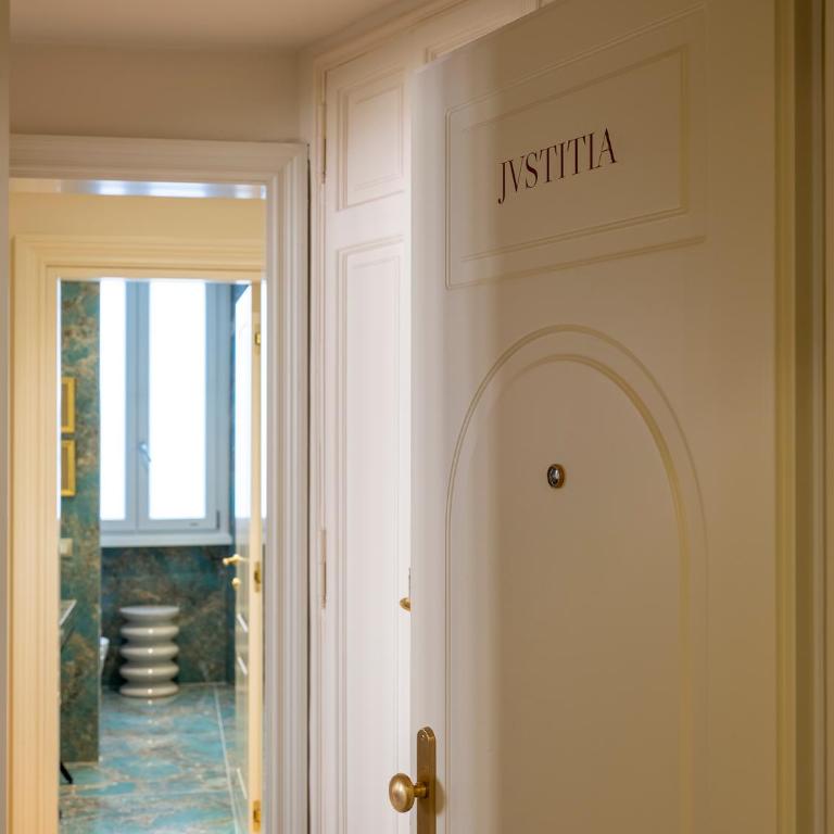 Elizabeth Unique Apartments - a Member of Design Hotels - Justitia - Apartment with Frescoes - 1