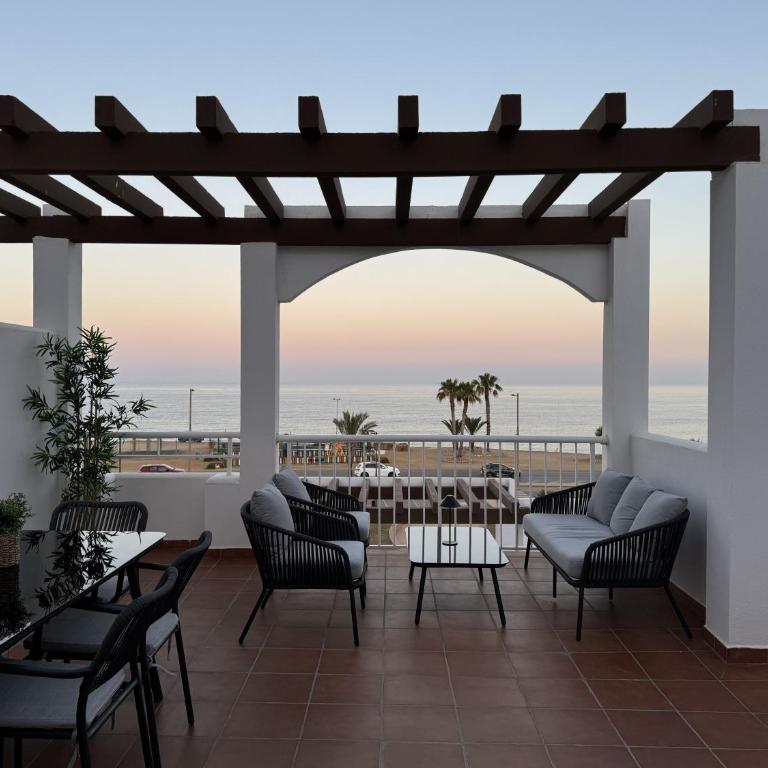 Apartamento con piscina frente al mar en Mojácar playa para familias y parejas de más de 30 años - Apartamento de 3 dormitorios - 1