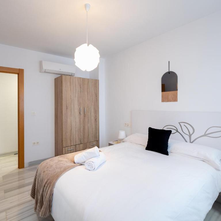 3 bedroom Elegant & Cozy City Centre - Three-Bedroom Apartment - 5